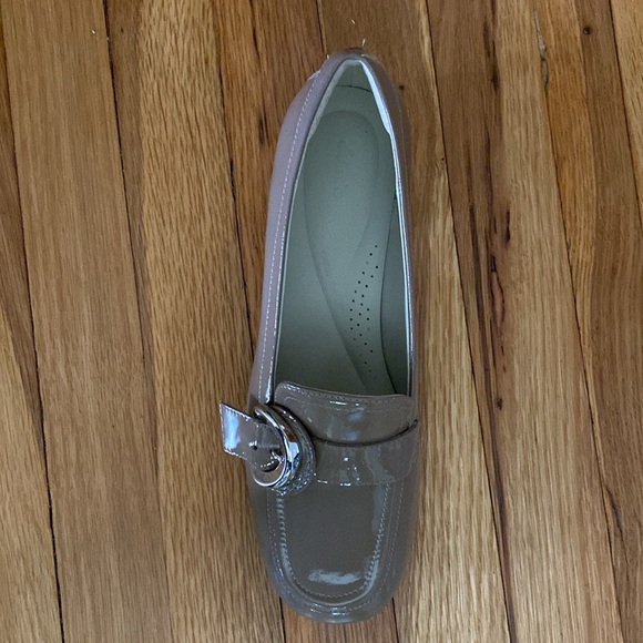 Never worn too big and bought without realizing they were final sale - Picture 2 of 3